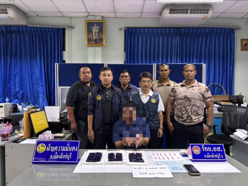 สิงห์บุรี – เจ้าหน้าที่ฝ่ายปกครองเมืองสิงห์บุรีบุกรวบพ่อค้ายาบ้า พร้อมยาไอซ์- คาบ้านพัก