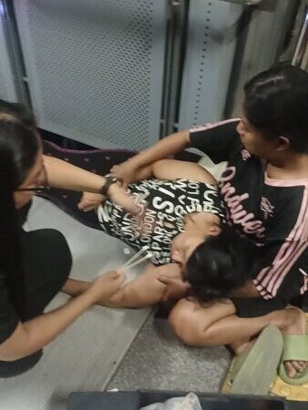 ปทุมธานี – ยายอุ้มหลานวัย 2 ขวบหงายหลังตกบันไดเลื่อนสถานีรถไฟรังสิตบาดเจ็บทั้งคู่
