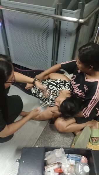 ปทุมธานี – ยายอุ้มหลานวัย 2 ขวบหงายหลังตกบันไดเลื่อนสถานีรถไฟรังสิตบาดเจ็บทั้งคู่