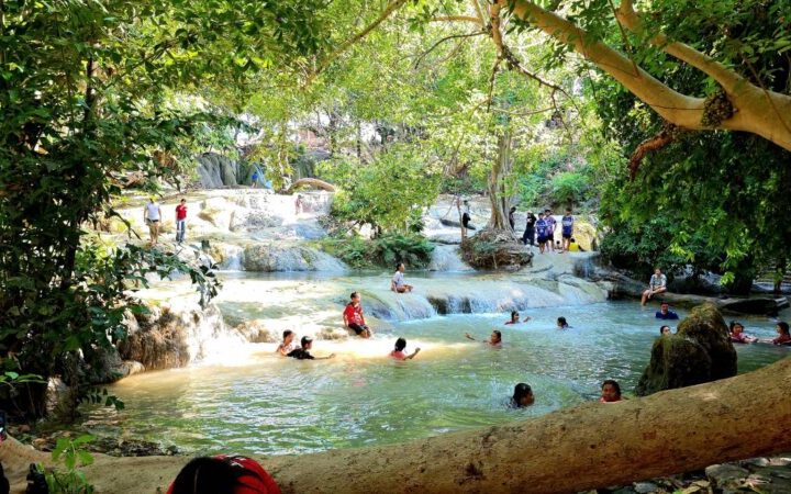 จังหวัดลพบุรี – เย็นฉ่ำชื่นใจนักท่องเที่ยวแห่เล่นน้ำตกวังก้านเหลืองเนืองแน่นกระตุ้นเศรษฐกิจชุมชน