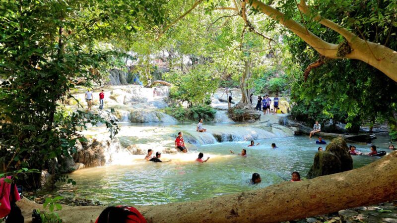 จังหวัดลพบุรี – เย็นฉ่ำชื่นใจนักท่องเที่ยวแห่เล่นน้ำตกวังก้านเหลืองเนืองแน่นกระตุ้นเศรษฐกิจชุมชน