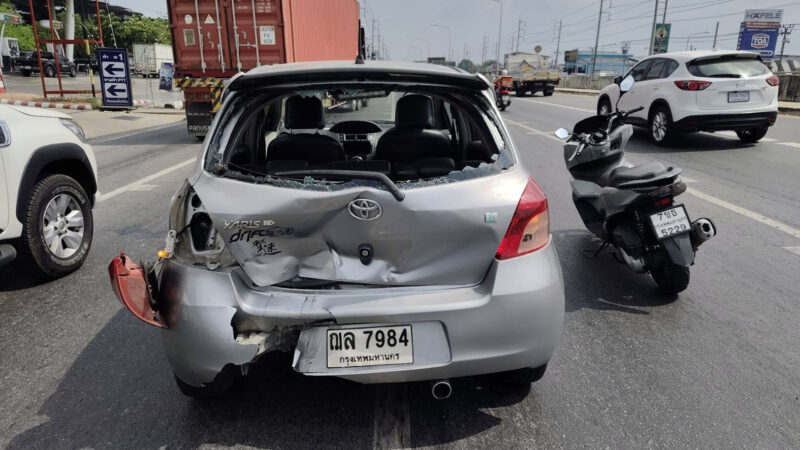 จยย. พุ่งชนท้ายเก๋งเปลี่ยนเลนทับเส้นทึบ กล้องหน้ารถจับภาพชัด