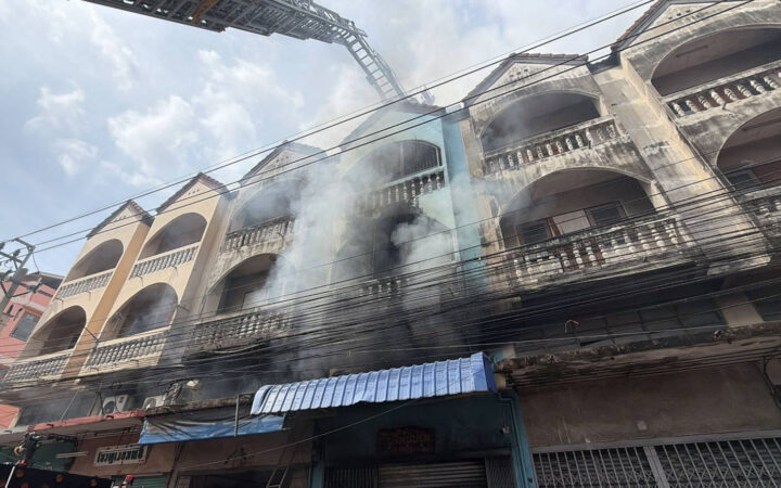 เปิดคลิปนาทีช่วยระทึก ไฟไหม้ร้านทุเรียน เด็ก 13 สำลักควัน ชาวบ้านช่วยชีวิตทัน