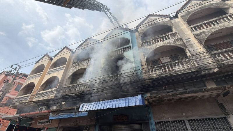 เปิดคลิปนาทีช่วยระทึก ไฟไหม้ร้านทุเรียน เด็ก 13 สำลักควัน ชาวบ้านช่วยชีวิตทัน