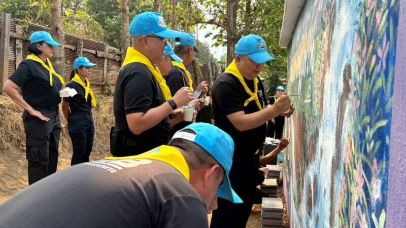 แพร่ – สำนักงานตำรวจสอบสวนกลาง ร่วมกับ อบต.ไผ่โทน จัดโครงการจิตอาสาตำรวจสอบสวนกลาง “สายธารน้ำใจสู่ชุมชน” แก้ไขปัญหาภัยแล้งให้กับหมู่บ้านบ้านทุ่งคัวะ และโรงเรียนบ้านทุ่งคัวะ ตำบลไผ่โทน อำเภอร้องกวาง จังหวัดแพร่