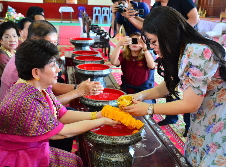 รดน้ำดำหัวครอบครัว พาณิชย์พิศาล สืบสานประเพณีสงกรานต์