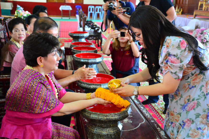 รดน้ำดำหัวครอบครัว พาณิชย์พิศาล สืบสานประเพณีสงกรานต์