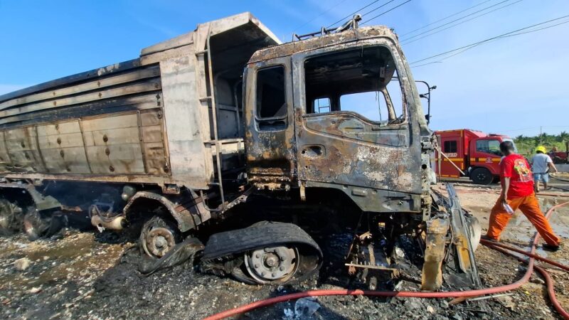 เพลิงไหม้รถบรรทุกวอด 3 คัน ท้ายซอยประชาอุทิศ 76