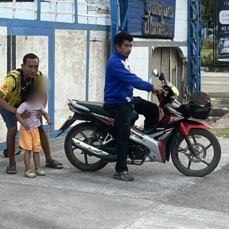 ดวลหมัดริมถนน เปิดใจคนถูกรุมทำร้าย เป็นงงตำรวจไม่รับแจ้งความ อ้างว่าถูกต่อยหมวกกันน็อก ไม่เจ็บ