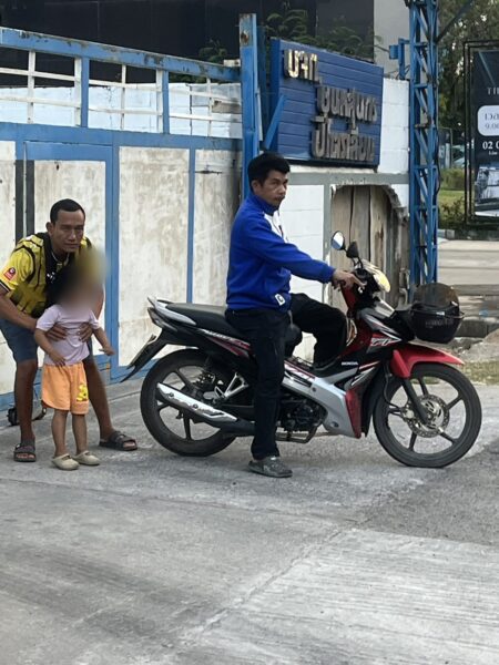 ดวลหมัดริมถนน เปิดใจคนถูกรุมทำร้าย เป็นงงตำรวจไม่รับแจ้งความ อ้างว่าถูกต่อยหมวกกันน็อก ไม่เจ็บ