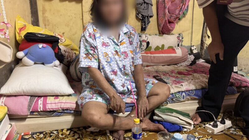 ชุดปราบปรามยาเสพติด หรือ ชุดตะวันนำกำลังเข้าตรวจค้นจันทร์วิโรจน์ รวบหญิงวัย 60 พร้อมยาเสพติด