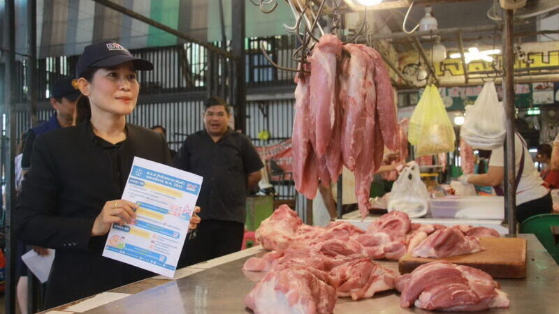 อ่างทอง – แม่ค้าหมูไก่สดครวญต้นทุนพุ่งขอภาครัฐช่วยตรึงราคาหน้าฟาร์มสู้รายใหญ่ต้องแบกต้นทุนเยอะมาก เนื่องจากไม่สามารถขึ้นราคาได้กะทันหัน ต่างจากรายใหญ่ที่ยังสามารถตรึงราคาไว้ได้