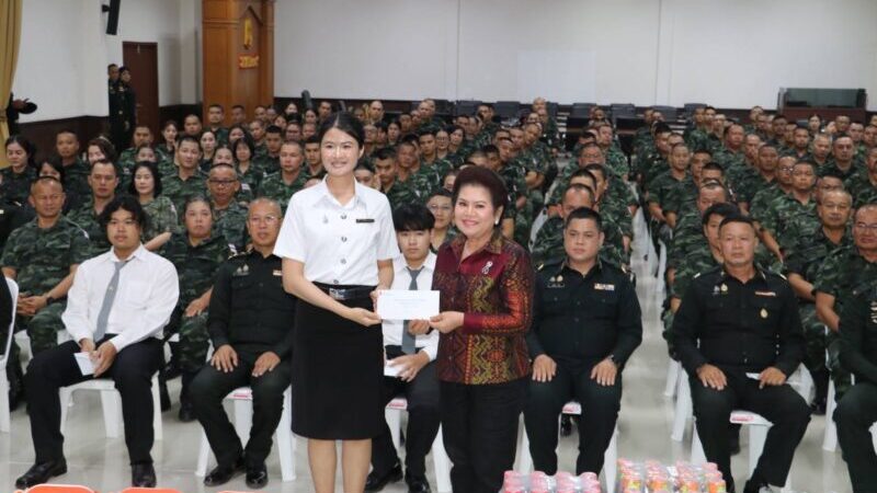 พิษณุโลก – ผบ.มทบ. 39 มอบทุนการศึกษาบุตรข้าราชการ ลูกจ้างประจำ ทุนละ 10,000 บาท