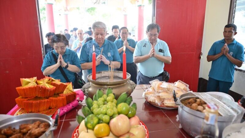 มูลนิธิป่อเต็กตึ๊ง เป็นตัวแทนบุตรหลาน ประกอบพิธีเซ่นไหว้ดวงวิญญาณไร้ญาติ เนื่องในเทศกาลเช็งเม้ง ประจำปี พ.ศ. 2569