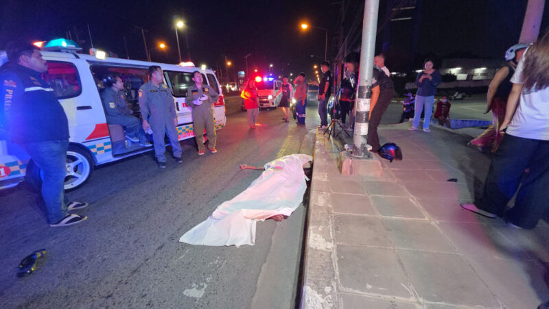 หนุ่มเมียนมาขี่ จยย.เสียหลักพุ่งชนเสาไฟ ดับคาที่ ชาวบ้านยืนยันล้มเองไร้คู่กรณี