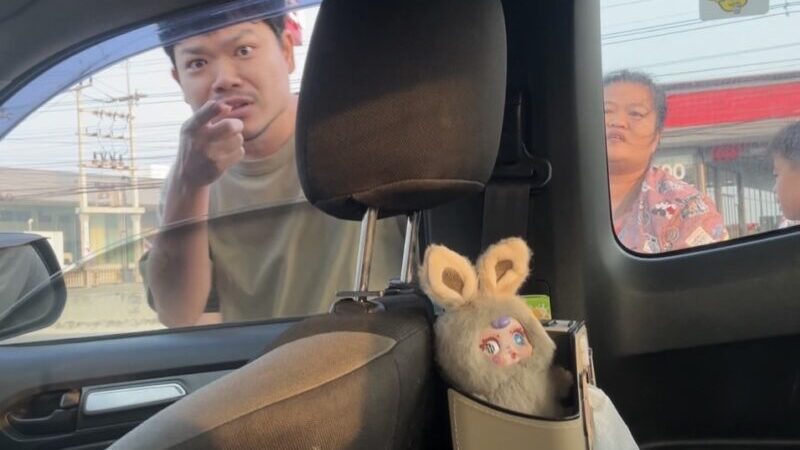 ปทุมธานี – หนุ่มกร่างขับรถเล่นมือถือฉุนโดนบีบแตร ปาดหน้าเบรกใส่ผลักอกครูสาวทำเด็กในรถผวาหนัก