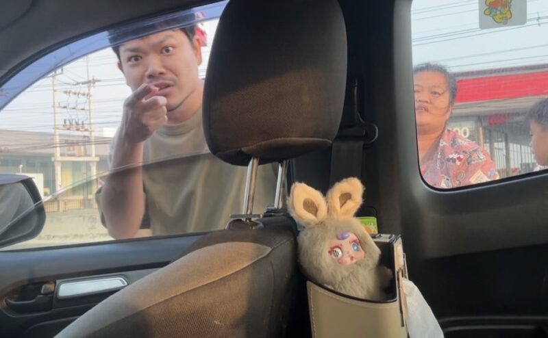 ปทุมธานี – หนุ่มกร่างขับรถเล่นมือถือฉุนโดนบีบแตร ปาดหน้าเบรกใส่ผลักอกครูสาวทำเด็กในรถผวาหนัก