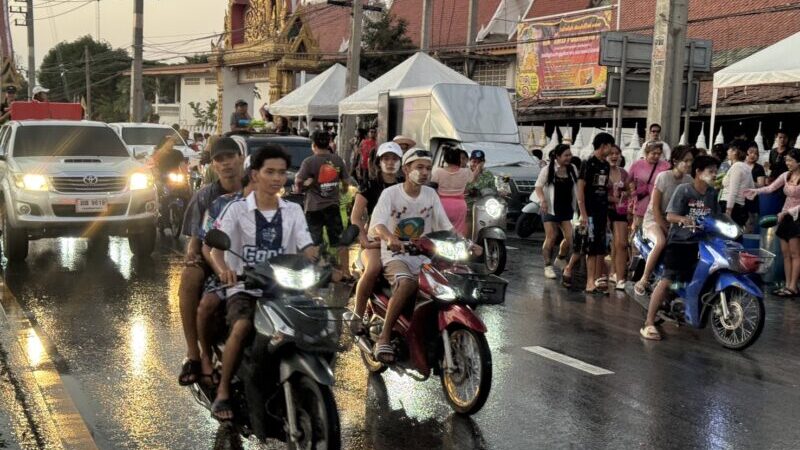 ปทุมธานี – ปิดท้ายชุ่มฉ่ำวันไหลสามโคกปชช.เล่นน้ำวันสุดท้ายแน่นถนน