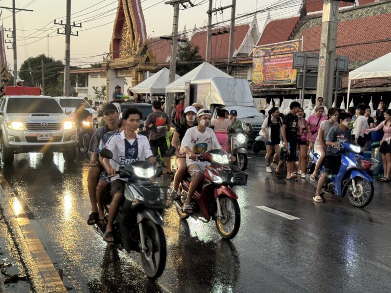 ปทุมธานี – ปิดท้ายชุ่มฉ่ำวันไหลสามโคกปชช.เล่นน้ำวันสุดท้ายแน่นถนน