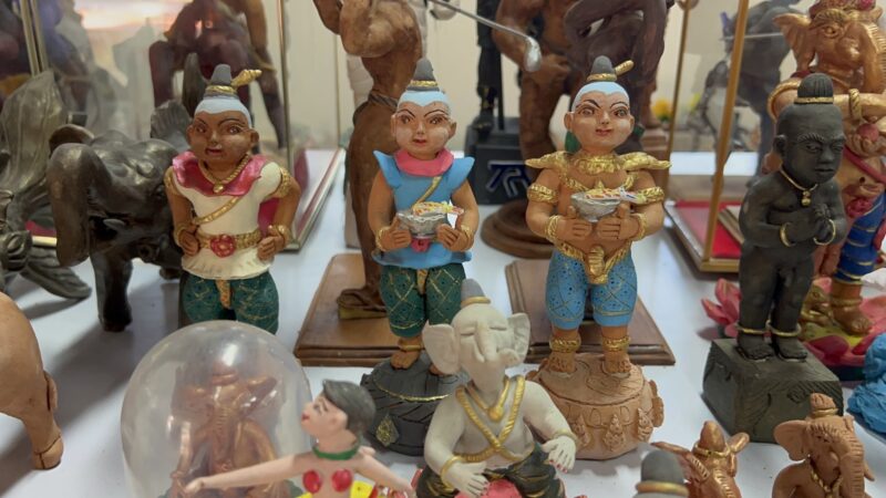 อ่างทอง – ตุ๊กตาชาววังสายมูเป็นงานหัตถศิลป์ดินเหนียวเผาจากศูนย์ตุ๊กตาชาววังบ้านบางเสด็จที่ผสมผสานความเชื่อเรื่องสิริมงคล