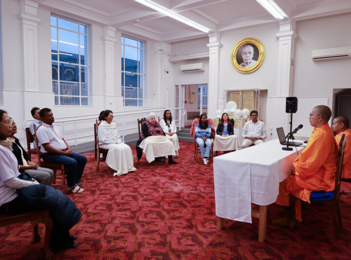 ปทุมธานี – ฝึกสมาธิสู่ความสงบ ต่างชาติร่วมปฏิบัติธรรมที่วัดพระธรรมกายดะนีดิน นิวซีแลนด์