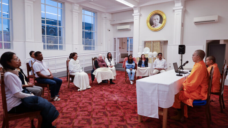 ปทุมธานี – ฝึกสมาธิสู่ความสงบ ต่างชาติร่วมปฏิบัติธรรมที่วัดพระธรรมกายดะนีดิน นิวซีแลนด์