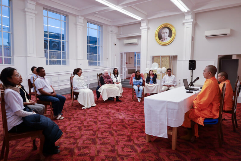 ปทุมธานี – ฝึกสมาธิสู่ความสงบ ต่างชาติร่วมปฏิบัติธรรมที่วัดพระธรรมกายดะนีดิน นิวซีแลนด์