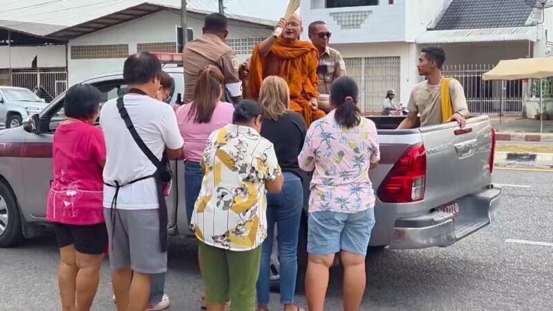 เจ้าหน้าที่ตำรวจ หาดใหญ่ จัดกิจกรรมเสริมสิริมงคลต้อนรับเทศกาลสงกรานต์ หรือปีใหม่ไทย เพื่อความเป็นสิริมงคลแก่ประชาชนในพื้นที่