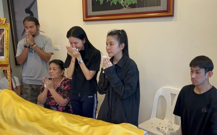 อ่างทอง – บรรยากาศรดน้ำศพคุณพ่อประดิษฐพ่อจ๊ะนงผณีเป็นไปด้วยความเศร้าโศก