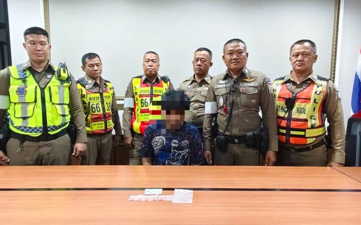 ปทุมธานี – ตร.รวบหนุ่มคลังสินค้าขี่รถเข้าด่านตรวจสงกรานต์พบยาบ้าซุกเป๋าห้าสิบเม็ด