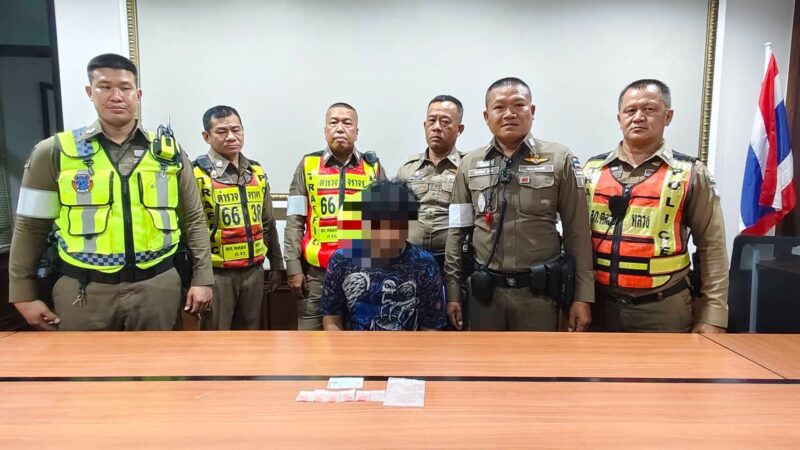 ปทุมธานี – ตร.รวบหนุ่มคลังสินค้าขี่รถเข้าด่านตรวจสงกรานต์พบยาบ้าซุกเป๋าห้าสิบเม็ด