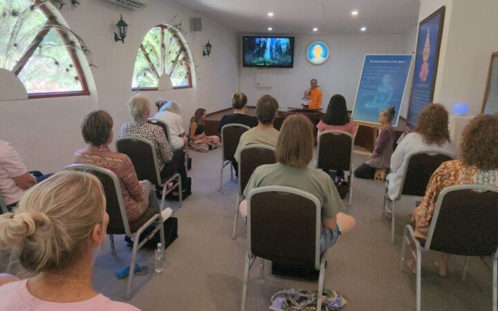 ปทุมธานี – สมาธิไทยในต่างแดนได้รับความสนใจต่อเนื่องปีที่ 9 ชาวออสเตรเลียเข้าวัดฝึกใจ