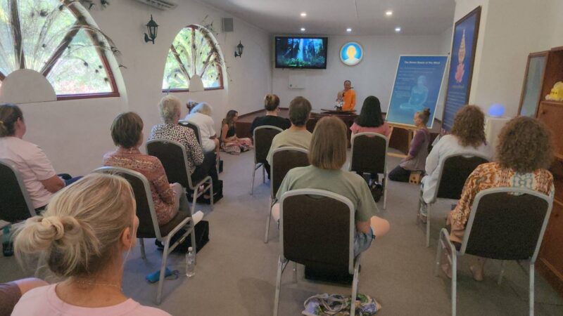 ปทุมธานี – สมาธิไทยในต่างแดนได้รับความสนใจต่อเนื่องปีที่ 9 ชาวออสเตรเลียเข้าวัดฝึกใจ