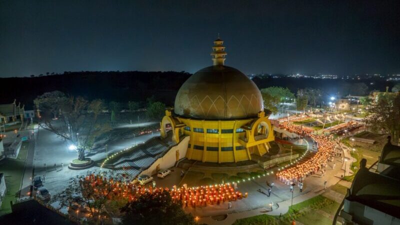 ปทุมธานี – วัดพระธรรมกายร่วมกับพุทธสภาอินเดีย จัดมหาสังฆทาน 135 รูป รำลึกผู้นำฟื้นฟูพุทธศาสนา