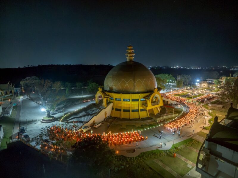 ปทุมธานี – วัดพระธรรมกายร่วมกับพุทธสภาอินเดีย จัดมหาสังฆทาน 135 รูป รำลึกผู้นำฟื้นฟูพุทธศาสนา