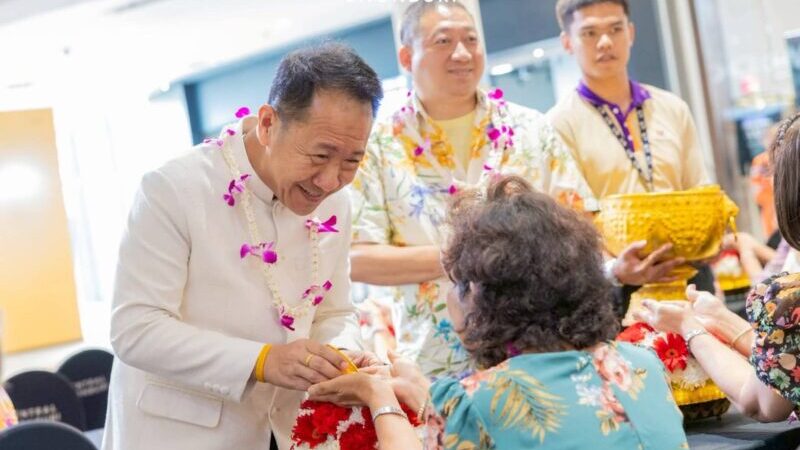 ชลบุรีชื่นมื่น!ผู้ว่าฯ นริศ เปิดงาน “สืบสานประเพณีรดน้ำดำหัวผู้สูงอายุ 2569” ณ เซ็นทรัล ชลบุรี