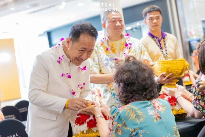 ชลบุรีชื่นมื่น!ผู้ว่าฯ นริศ เปิดงาน “สืบสานประเพณีรดน้ำดำหัวผู้สูงอายุ 2569” ณ เซ็นทรัล ชลบุรี