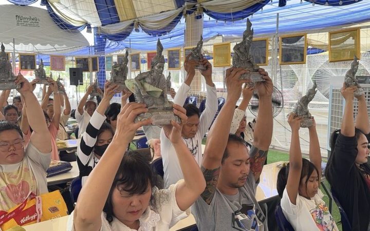 ปทุมธานี – ปชช.แห่กราบไหว้สิ่งศักดิ์สิทธิ์อาศรมฤาษีเณรพร้อมส่องเลขเด็ดลุ้นโชค