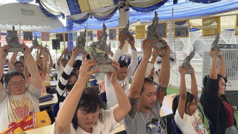 ปทุมธานี – ปชช.แห่กราบไหว้สิ่งศักดิ์สิทธิ์อาศรมฤาษีเณรพร้อมส่องเลขเด็ดลุ้นโชค