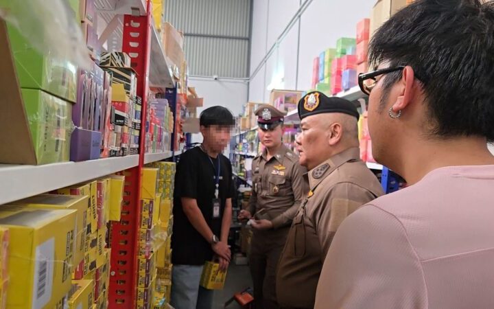 ตะลึง! สืบนครบาลนำกังบุกทลายโกดังบุหรี่ไฟฟ้าขนาดใหญ่ย่านสมุทรปราการ ยึดของกลาง หลายหมื่นชิ้นมูลค่าไม่ต่ำกว่า 200 ล้านบาท