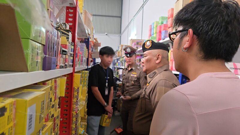 ตะลึง! สืบนครบาลนำกังบุกทลายโกดังบุหรี่ไฟฟ้าขนาดใหญ่ย่านสมุทรปราการ ยึดของกลาง หลายหมื่นชิ้นมูลค่าไม่ต่ำกว่า 200 ล้านบาท