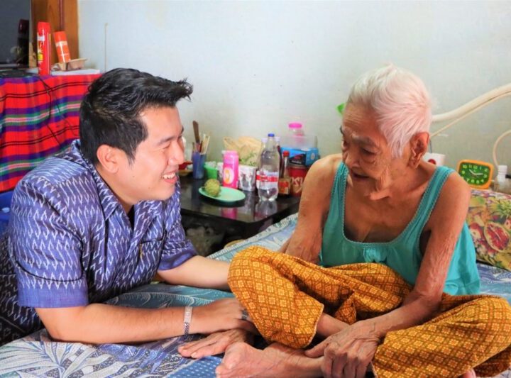 ปทุมธานี – เทศบาลเมืองบางคูวัดลงพื้นที่เยี่ยมผู้สูงวัย 4 แผ่นดินอายุเกิน 100 ปี