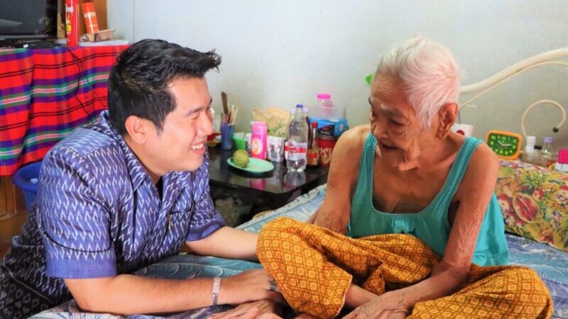 ปทุมธานี – เทศบาลเมืองบางคูวัดลงพื้นที่เยี่ยมผู้สูงวัย 4 แผ่นดินอายุเกิน 100 ปี