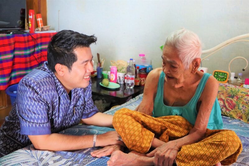 ปทุมธานี – เทศบาลเมืองบางคูวัดลงพื้นที่เยี่ยมผู้สูงวัย 4 แผ่นดินอายุเกิน 100 ปี