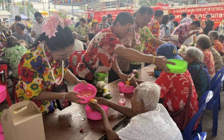 ปทุมธานี – ฮือฮาคุณยาย 5 แผ่นดินวัย 102 ปีโชว์เดินปร๋อร่วมงานสงกรานต์ทต.บ้านกลาง
