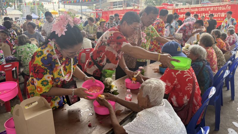 ปทุมธานี – ฮือฮาคุณยาย 5 แผ่นดินวัย 102 ปีโชว์เดินปร๋อร่วมงานสงกรานต์ทต.บ้านกลาง