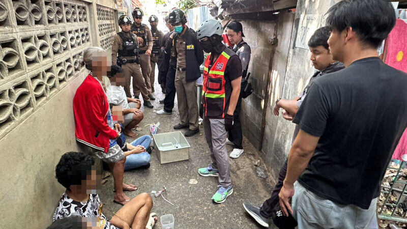 บช.น.เปิดปฏิบัติการ “คาราวานรถเครื่อง” บุกชุมชนบางคอแหลม รวบ 6 ผู้ต้องหา เครือข่ายยาเสพติดระดับชุมชน จับ “โบ้” หัวจ่ายตัวการ