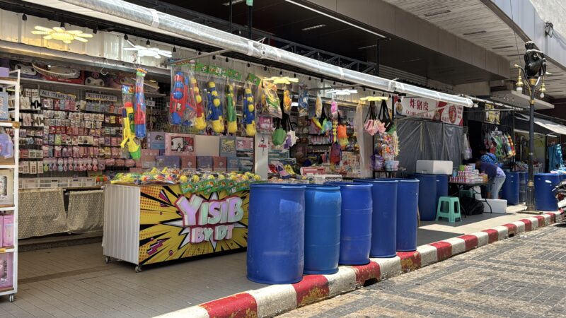 หาดใหญ่ พร้อมสาด! พ่อค้ากางป้ายขายน้ำถังยักษ์ 500.- เทศบาลใจดีตั้งถัง 200 ลิตรให้เล่นฟรีรอบเมือง “Midnight Songkran 2026” เริ่มเย็นนี้!