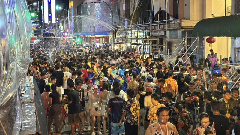 เริ่มแล้ว “Hatyai Midnight Songkran 2026” หาดใหญ่คึกคัก นายกนครหาดใหญ่นำทีมสาดสีธรรมชาติ สร้างรอยยิ้มรับสงกรานต์