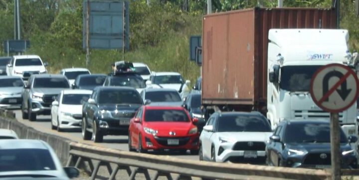 บรรยากาศการเดินทางของประชาชนและนักท่องเที่ยวในช่วงวันหยุดเทศกาลสงกรานต์ โดยเฉพาะเส้นทางสู่ 14 จังหวัดภาคใต้